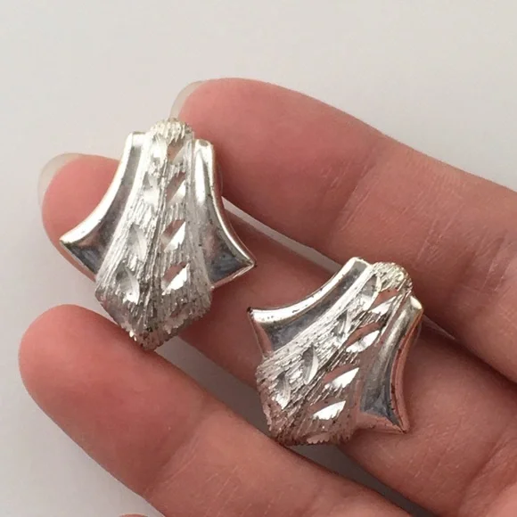Classic Silver Leaf Motif Textured Stud Earrings - Picture 2 of 4